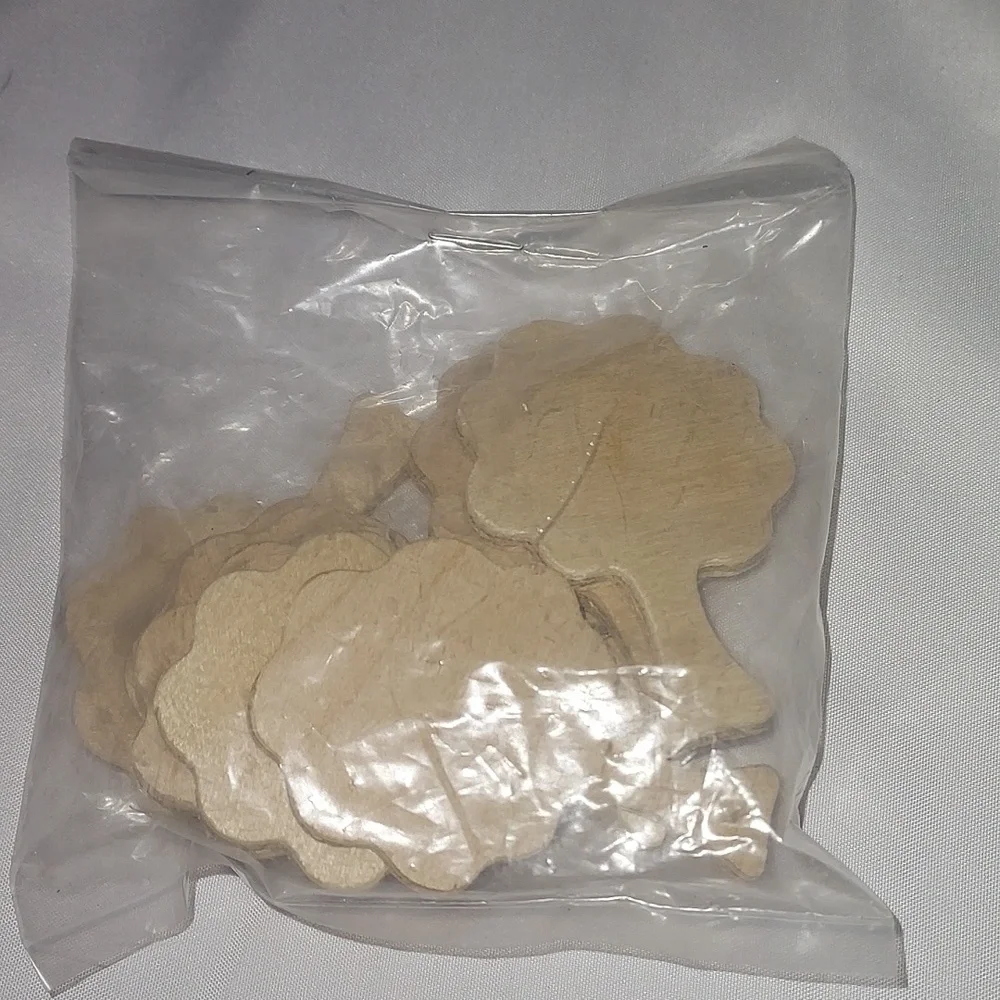 UNFINISHED Wooden Teddy tree Cutout (8pcs/pkg.)￼￼